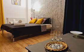 Ultracentral 5* Boutique Hotel Style Apartment. Brand New. 2 Rooms. Spacious. Free Parking